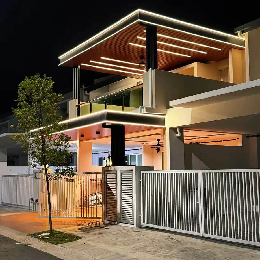 Công trình trần nhôm vân gỗ ngoài trời do City Comb thi công, lên đèn buổi tối