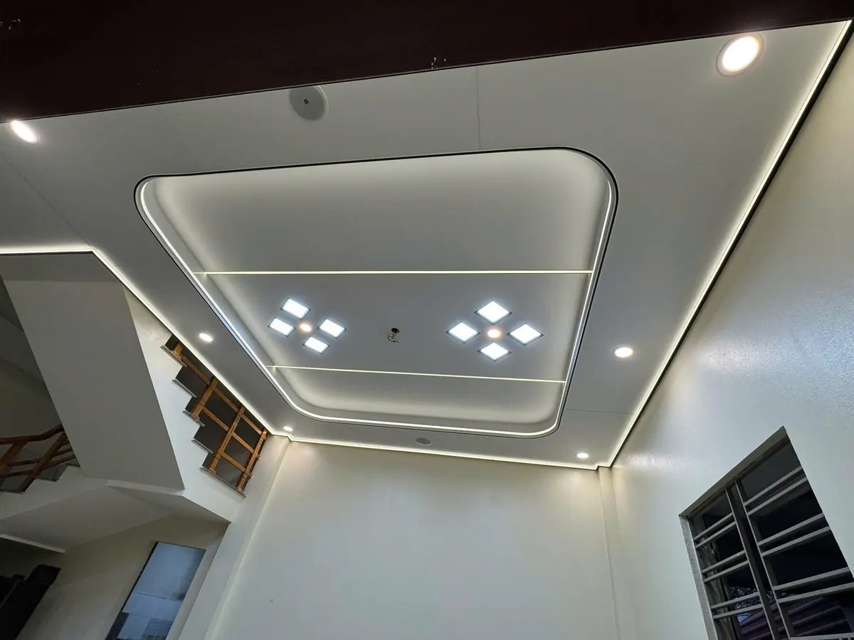 Trần nhôm nội thất phòng khách hiện đại với đèn LED