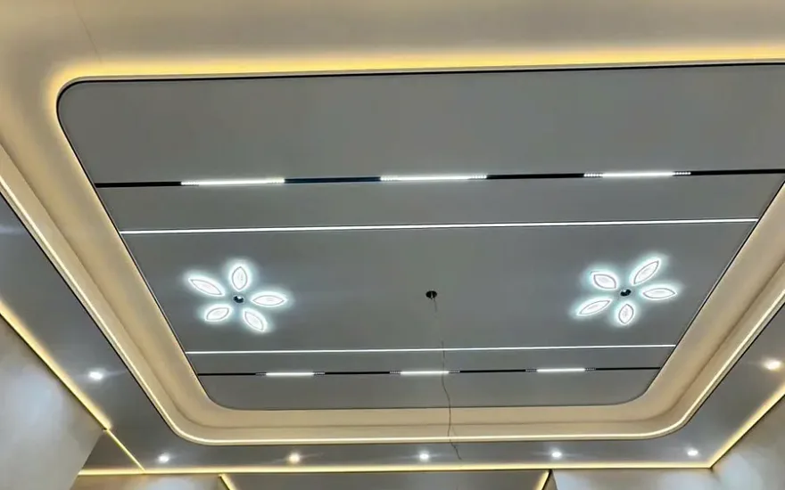 Trần nhôm giật cấp viền LED kết hợp đèn trang trí